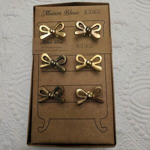 Bow shaped drawer pulls